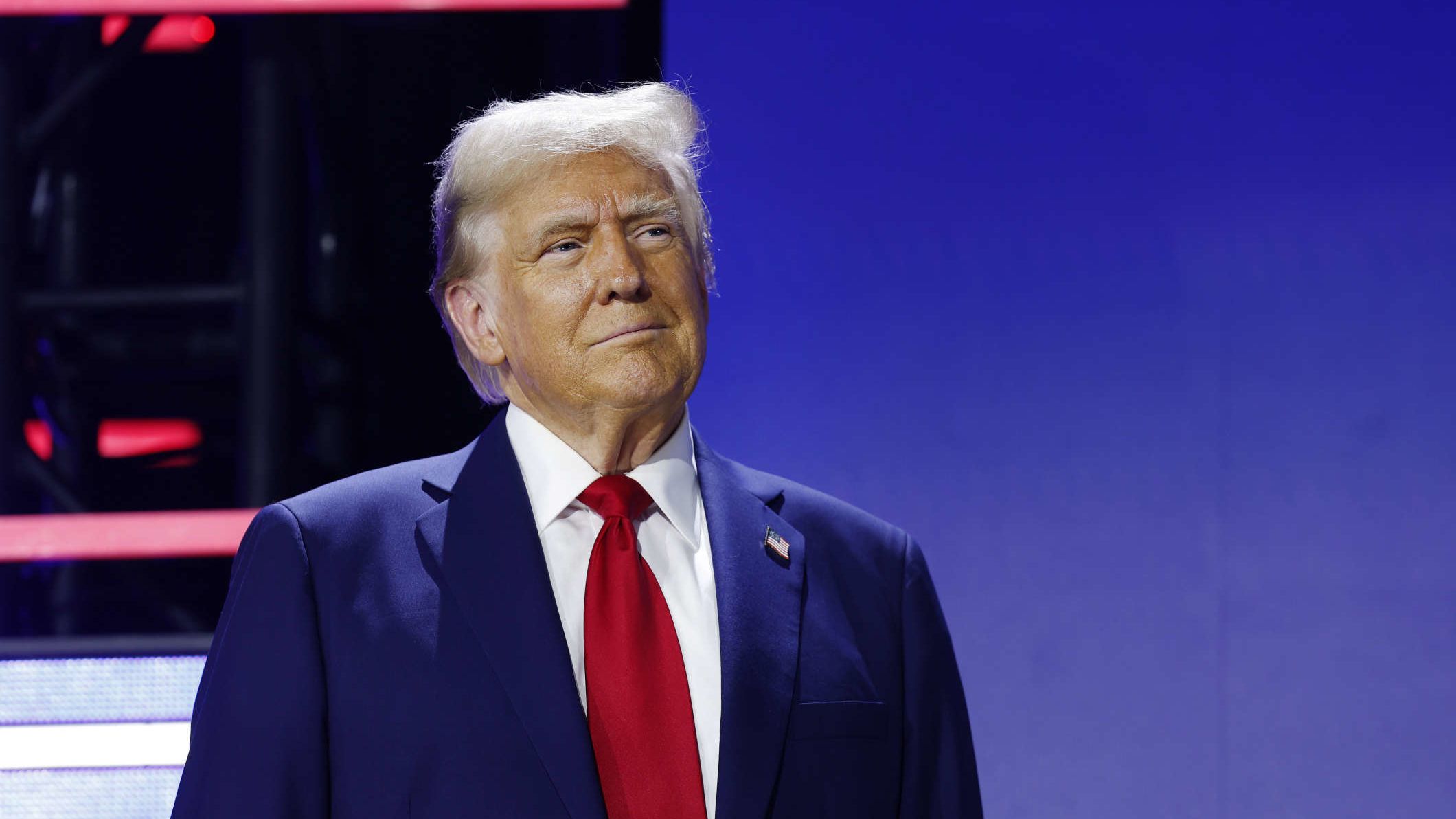 Trump dice que impondrá un arancel del 25% a todos los productos canadienses y mexicanos
