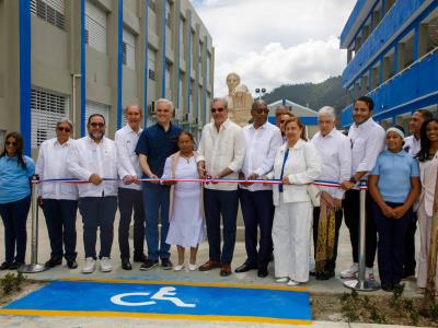Presidente Abinader inaugura liceo experimental en Constanza