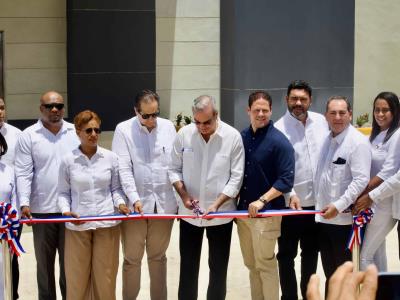 Abinader inaugura hospital traumatológico y cuatro escuelas en Higüey