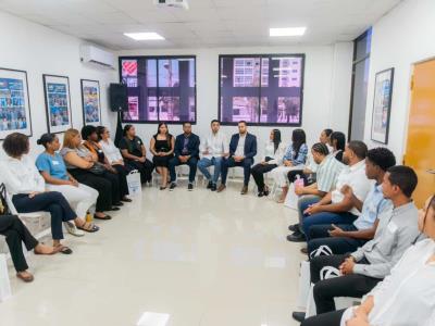 Ministro de Juventud recibe pasantes del plan Mi Primera Oportunidad
